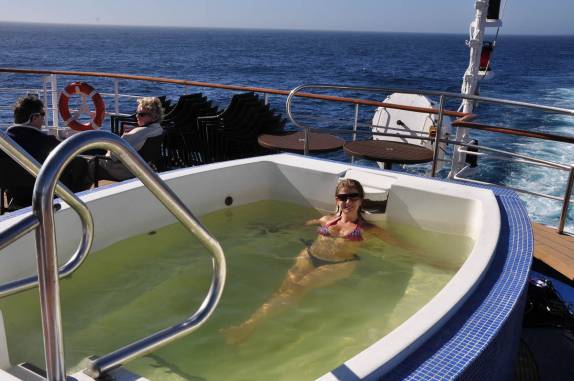 A Ana se esquenta na jacuzzi no trecho entre Buenos Aires e as Ilhas Malvinas